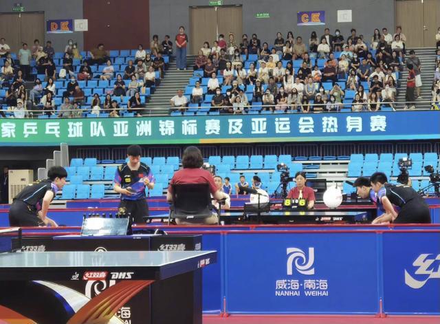 她通过冥想 她通过冥想